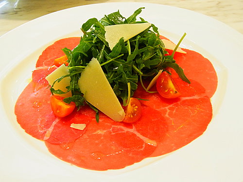 和牛薄片配芝士,火箭菜及檸檬汁