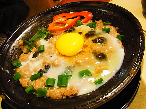 黑松露窩蛋牛肉煲仔飯