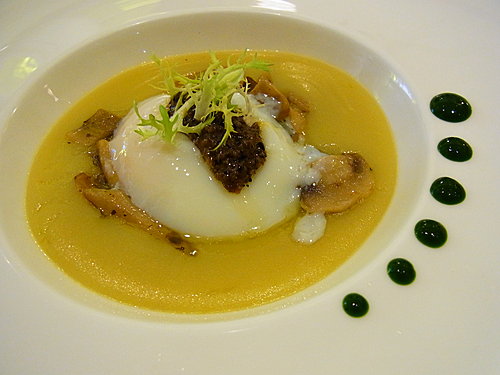 軟心蛋配磨菇, 薯蓉及黑松露菌汁