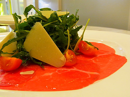 和牛薄片配芝士,火箭菜及檸檬汁