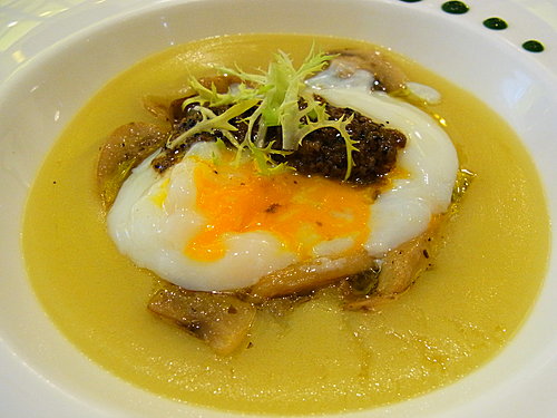 軟心蛋配磨菇, 薯蓉及黑松露菌汁